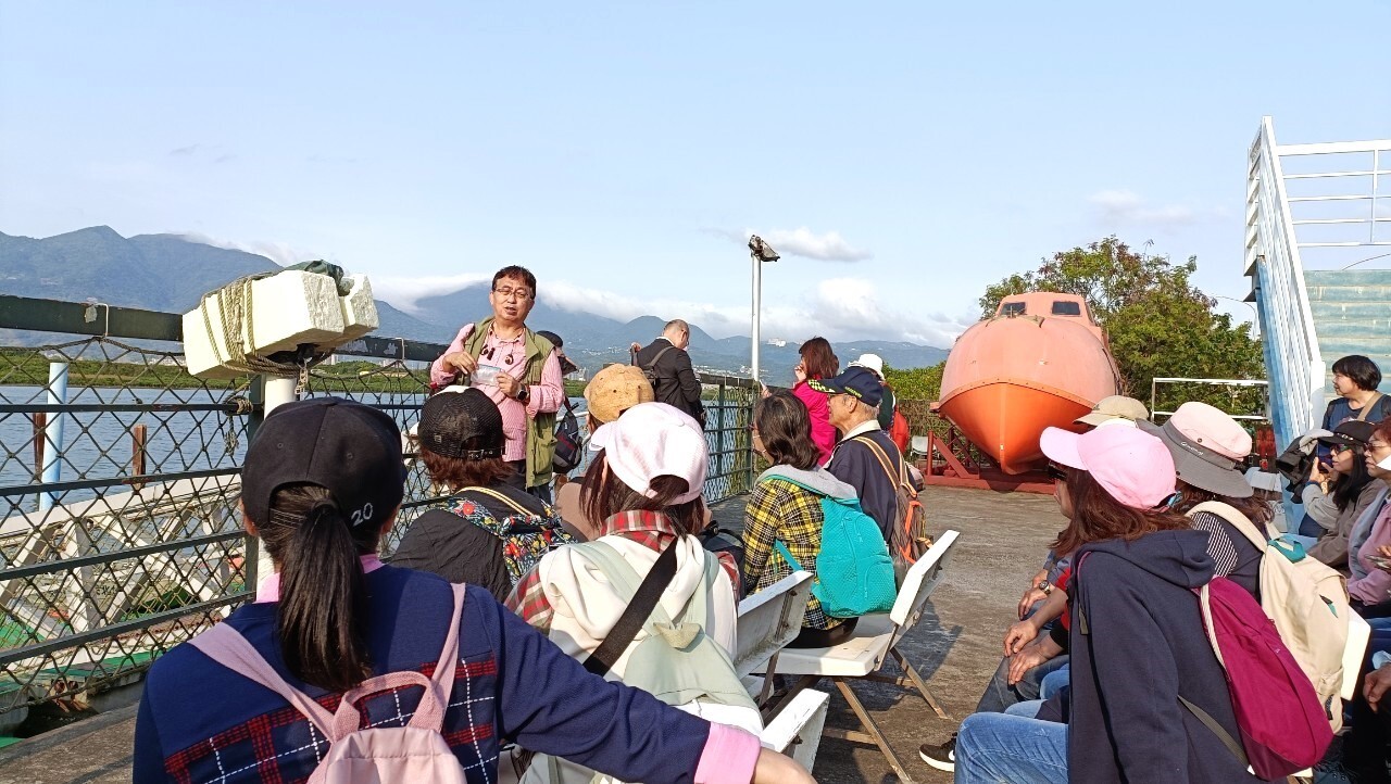 劉明雄老師在本校碼頭介紹本校海洋特色及基隆河水域遊憩活動