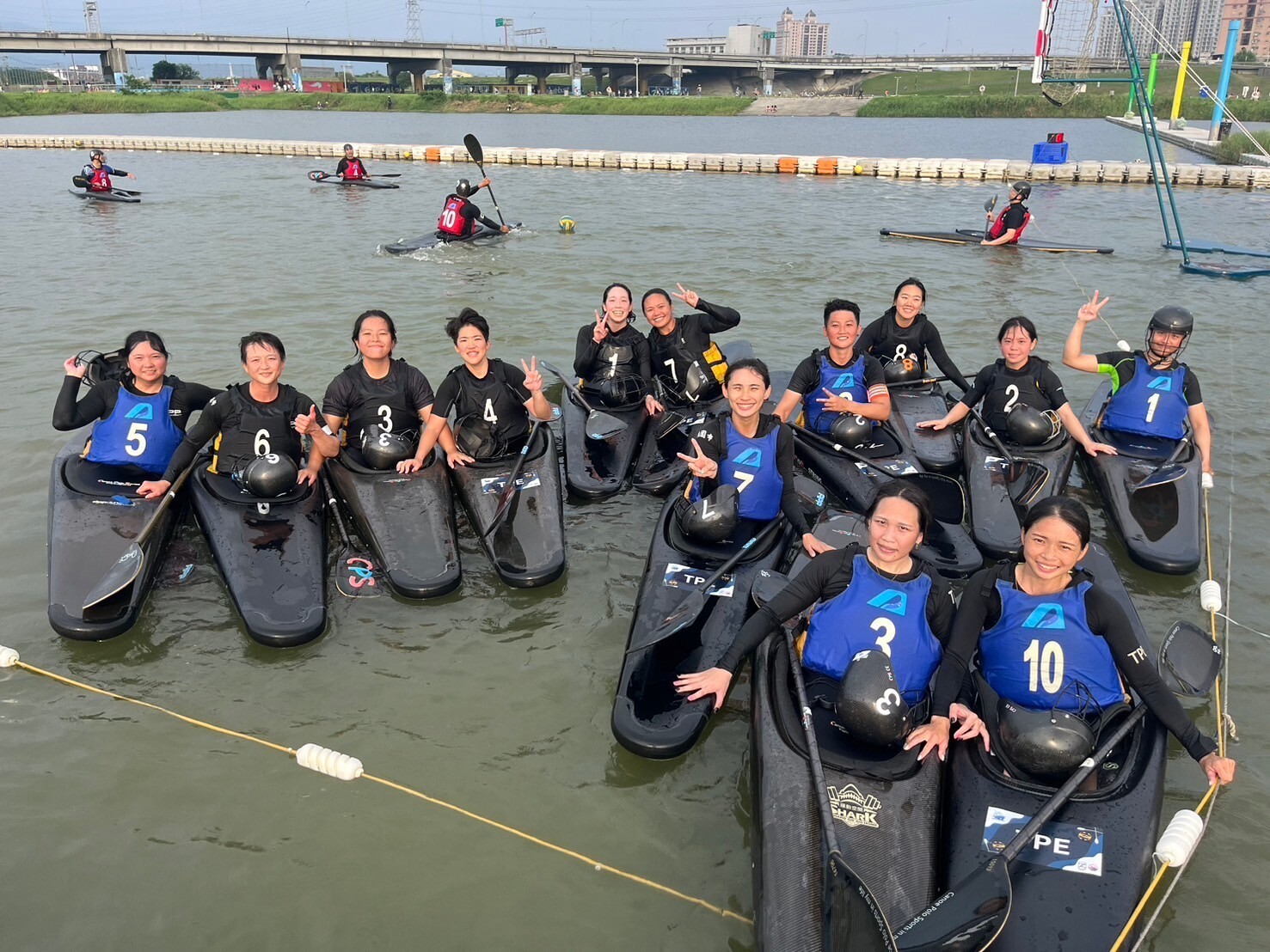 輕艇水球運動越來越普及，台北海大隊著藍色救生衣
