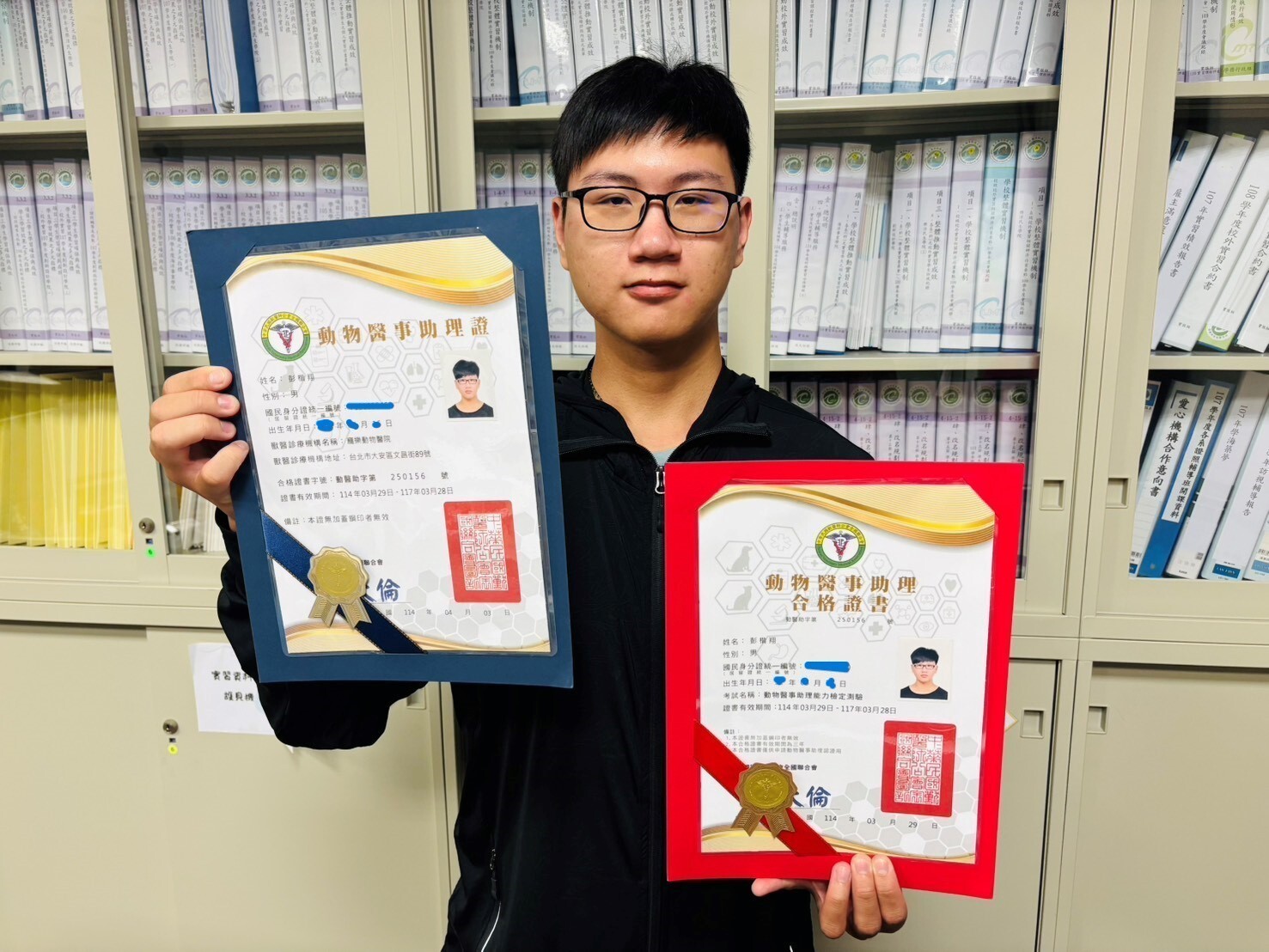 全國首位科大生彭楷翔同學取得動物醫事助理合格證書