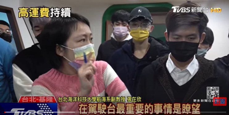 帶領學生一起接受採訪-為航海發聲