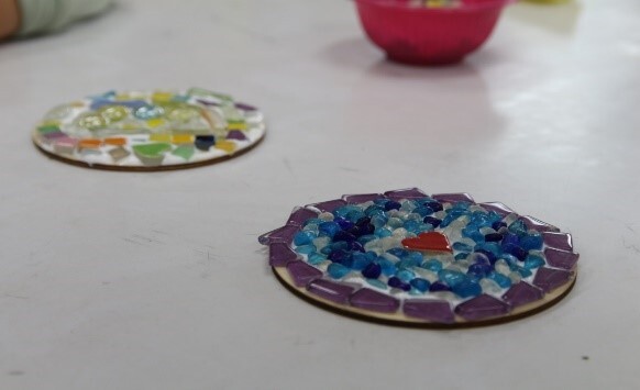 小朋友製作海洋風琉璃裝飾品