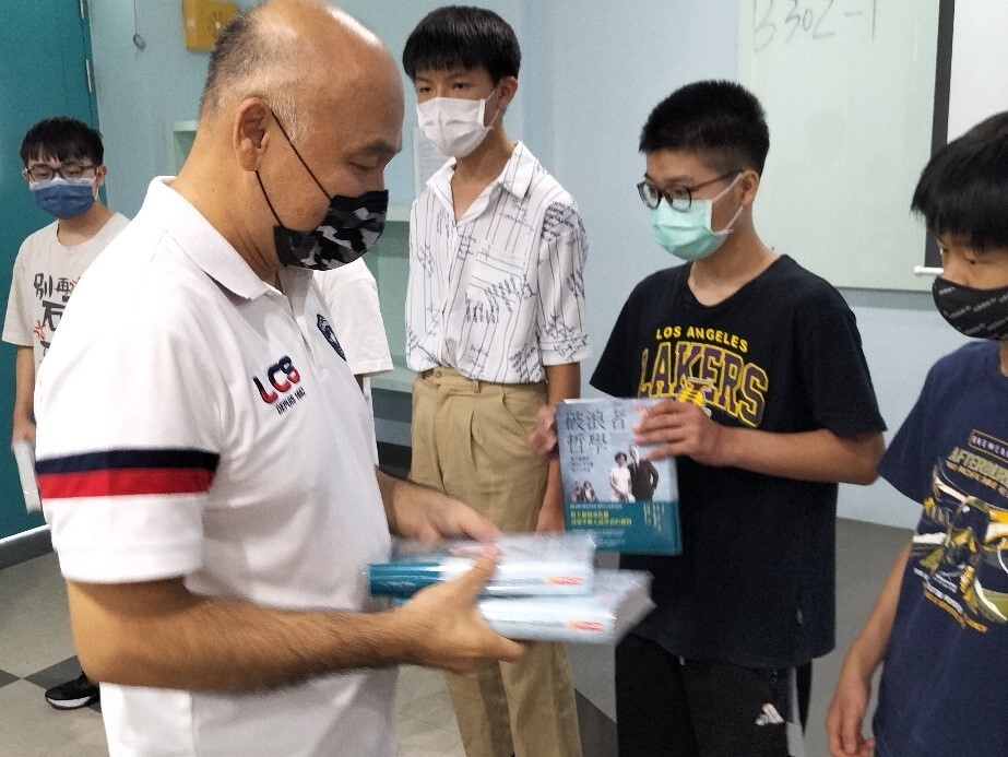 主任贈送每人一本