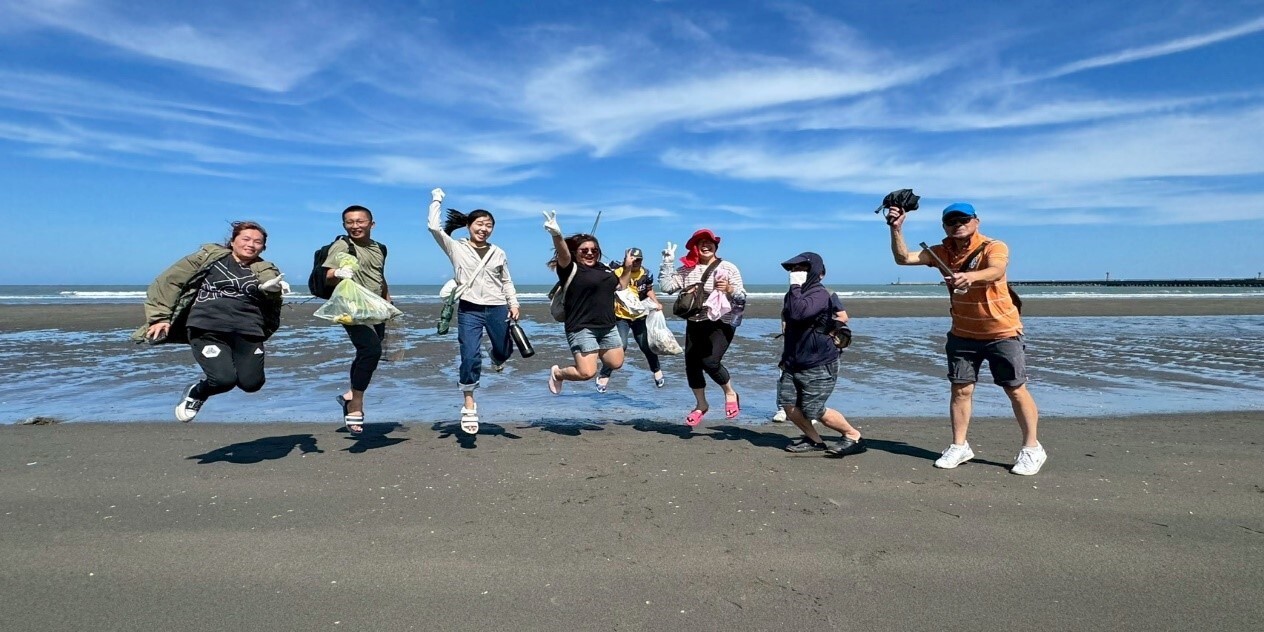 港邊經濟-遊艇、汽車與沙灘