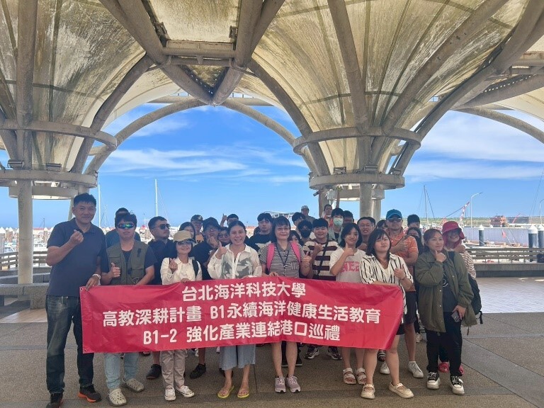 港邊經濟-遊艇、汽車與沙灘