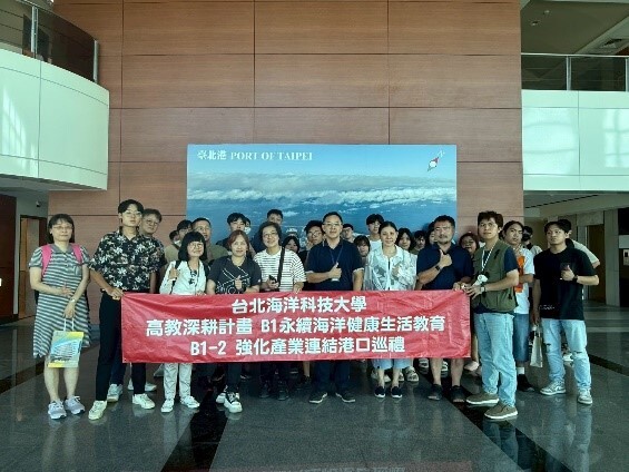 港邊經濟-遊艇、汽車與沙灘