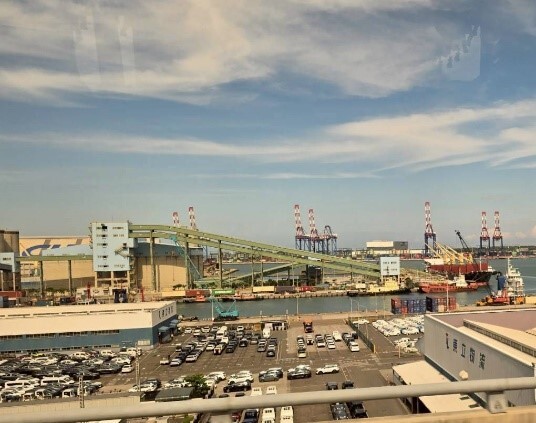 港邊經濟-遊艇、汽車與沙灘