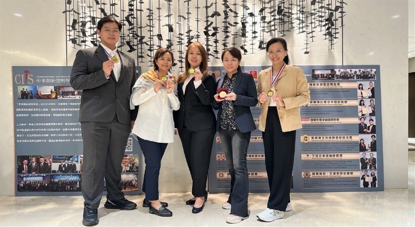 銀髮系吳睿耘、邱雅如、詹茵伊及錢明玉同學榮獲「金牌」