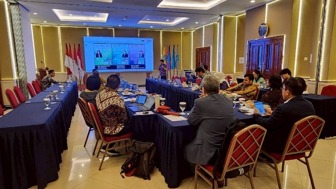 謝宜芳副教授於會議中向與會人員簡介本校磨課師課程之發展現況與特色