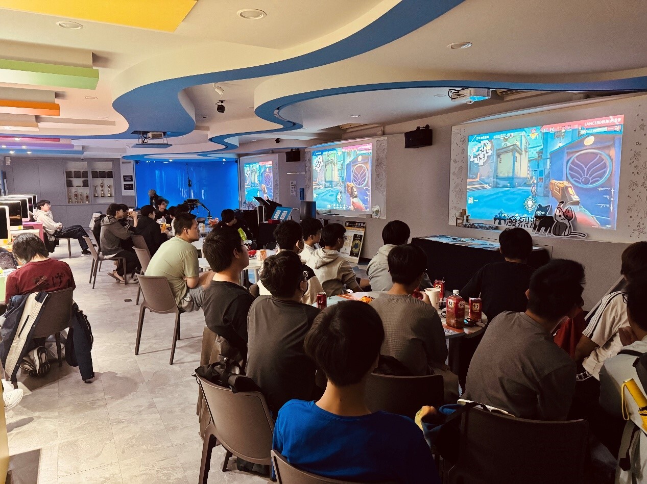 多位同學一同至線下觀賽席共襄盛舉,一同觀看此次精彩的賽事