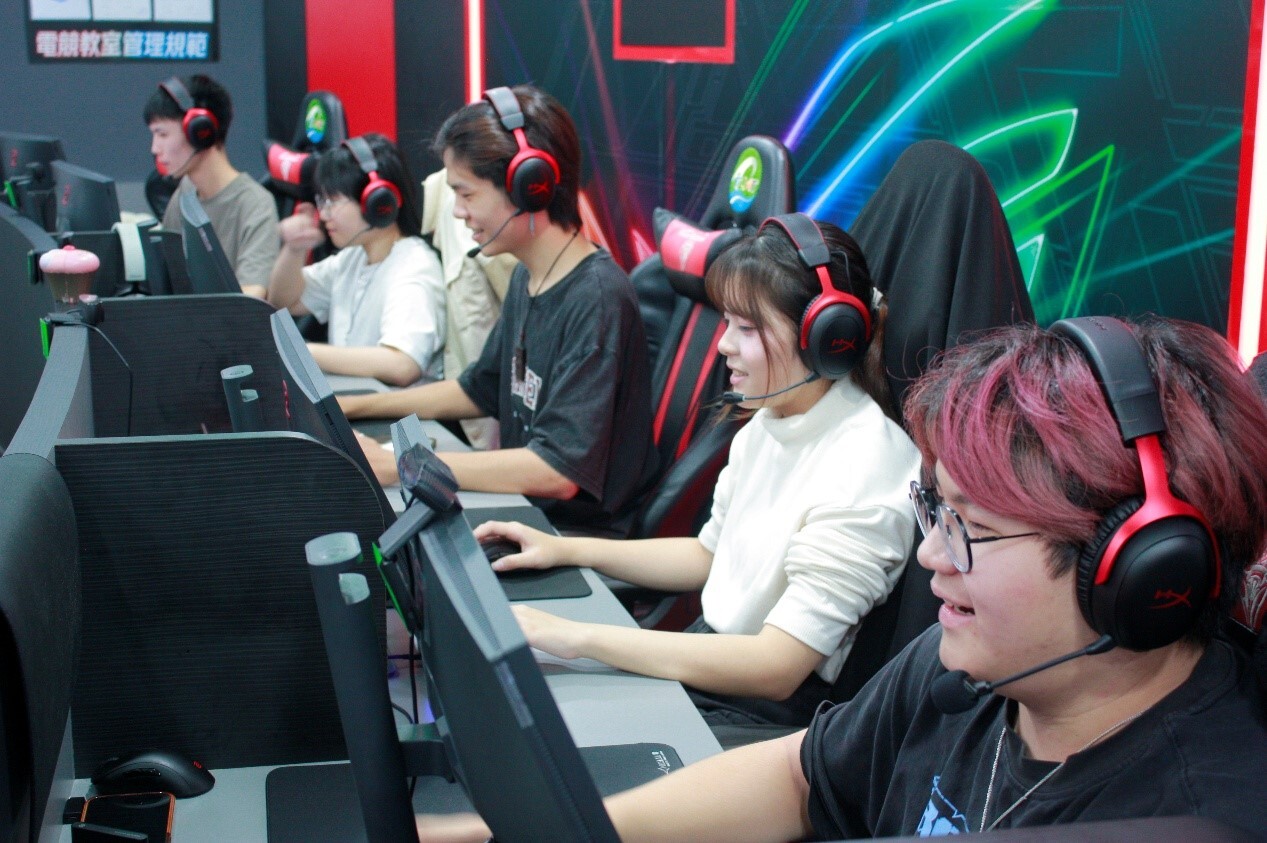 特戰英豪,選手們正屏氣凝神專心地進行賽事