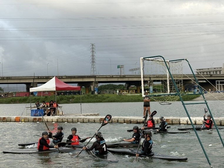 本校輕艇隊(著黑色救生衣)比賽情形