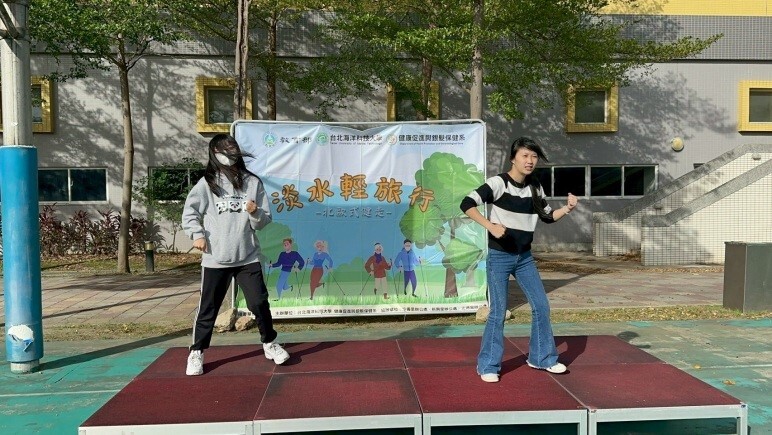 由系會長葉語芯、副會長張佳怡帶領暖身操