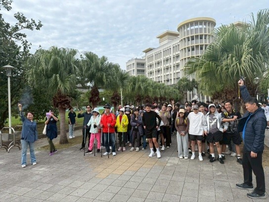 左一系主任(任曉晶)及右一教務長(王聖文)鳴槍揭開序幕