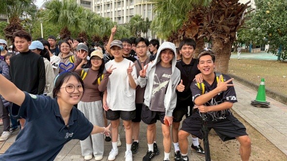 越南專班學生首次參加健走活動，大夥都遵守工作人指引前往動線