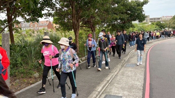 越南專班學生首次參加健走活動 大夥都遵守工作人指引前往動線