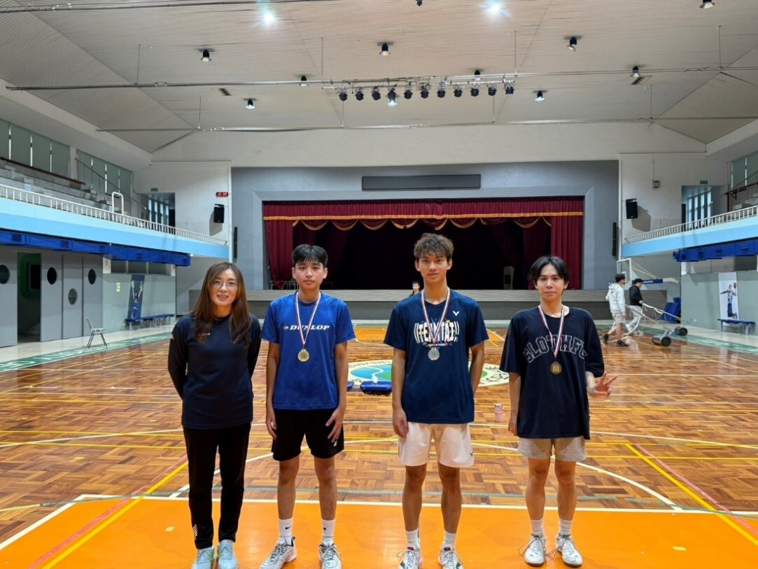 (圖15士林校區男子組前三名與師長合影)