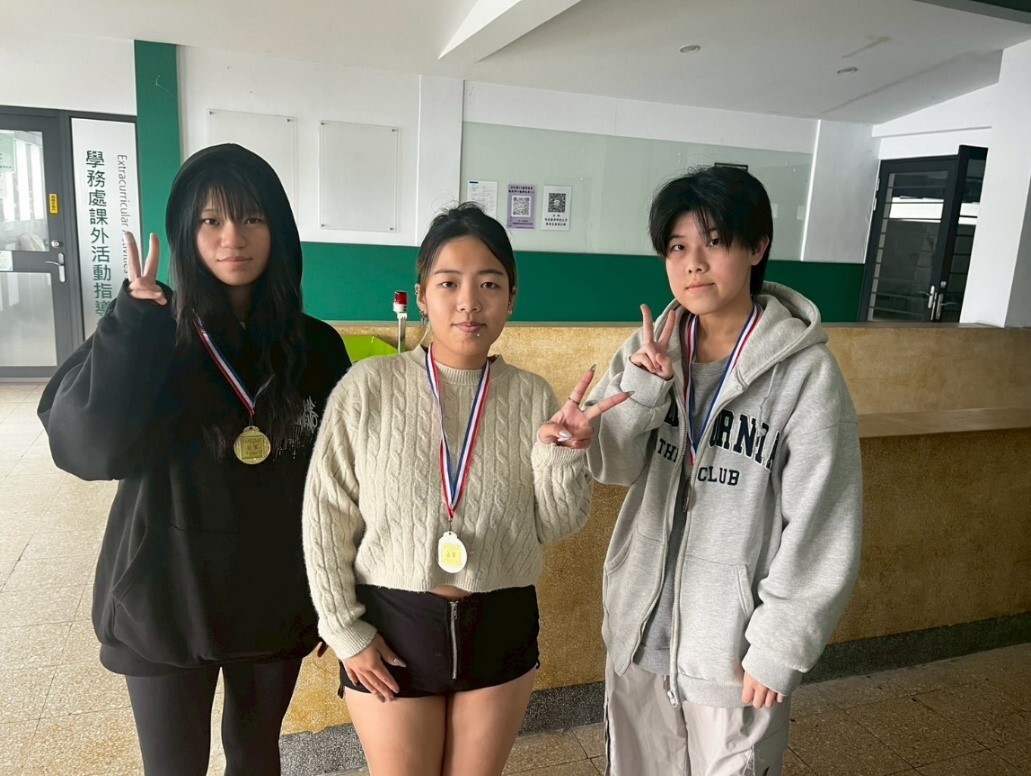 (圖16士林校區女子組前三名合影)