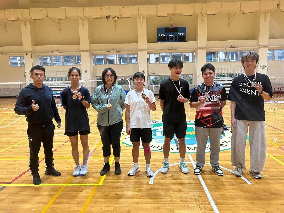 (圖17淡水校區男.女子組與師長合影)