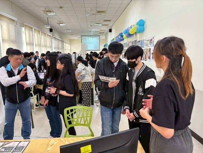 迷霧創意成果展開幕典禮副校長（左上1）親臨主持並致詞勉勵與現場盛況