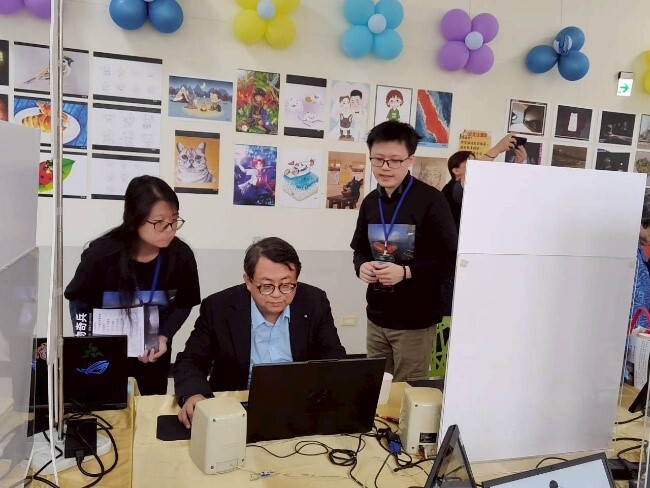 校長、副校長、天火數位林總、電腦技能基金會蔡主任親身體驗