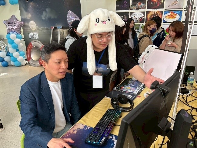 校長、副校長、天火數位林總、電腦技能基金會蔡主任親身體驗