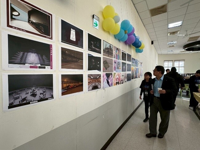 迷霧創意成果展特色作品牆、校長(右上二)與嘉賓、同學觀賞