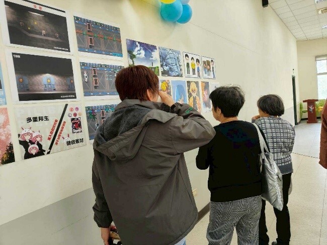 迷霧創意成果展特色作品牆、校長(右上二)與嘉賓、同學觀賞