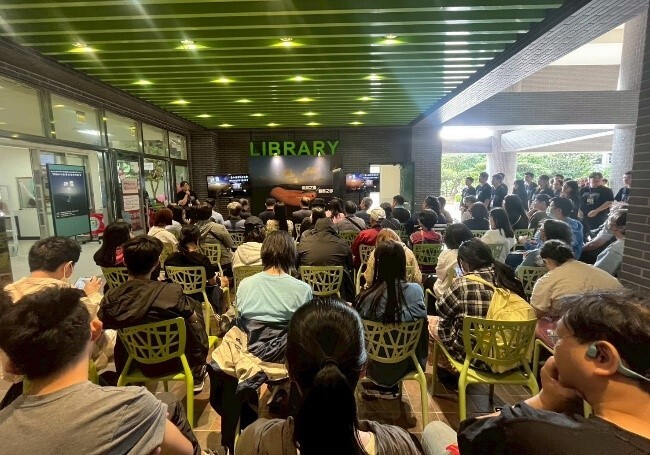 迷霧創意成果展開幕典禮副校長（左上1）親臨主持並致詞勉勵與現場盛況