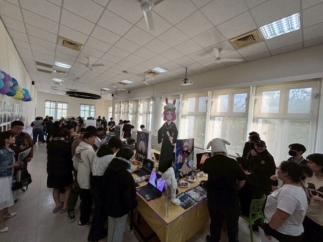 迷霧創意成果展開幕典禮副校長（左上1）親臨主持並致詞勉勵與現場盛況