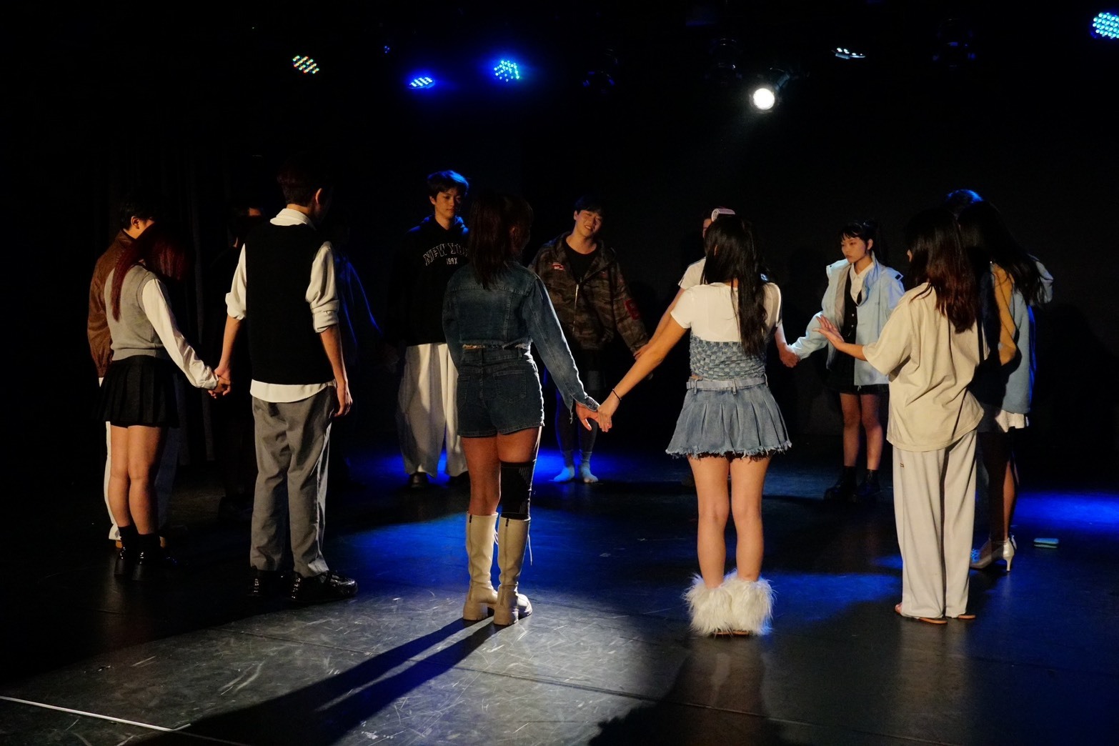 台北海大演藝時尚系《以愛為名》期末展演座無虛席