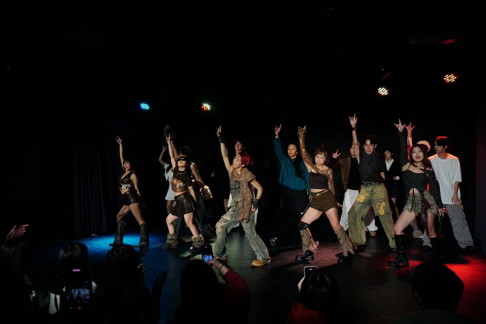 台北海大演藝時尚系《以愛為名》期末展演座無虛席