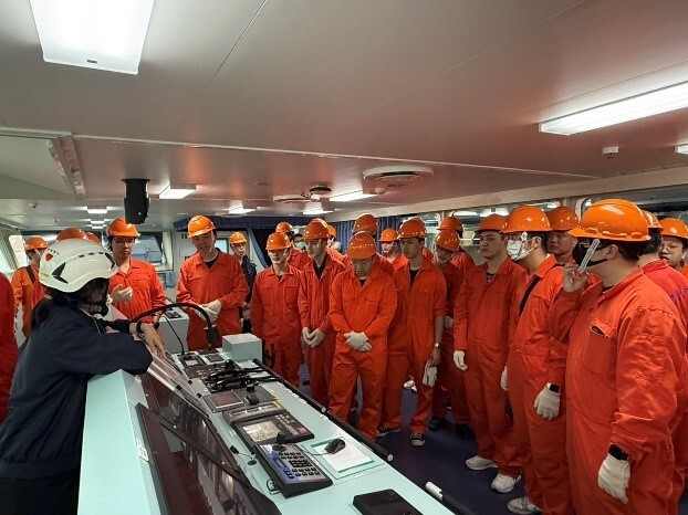 在船上機艙控制室、駕駛台內聆聽船員講解設備操作與安全須知