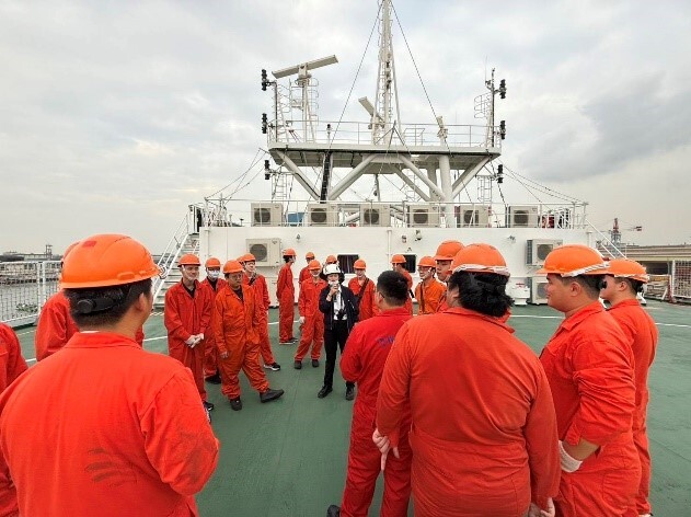 船上人員進行航行與甲板作業相關的安全與操作說明