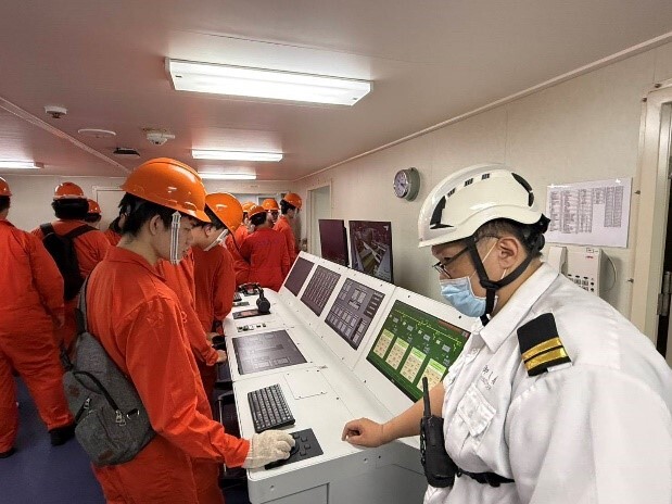 學生們在駕駛台內，由船員介紹儀器