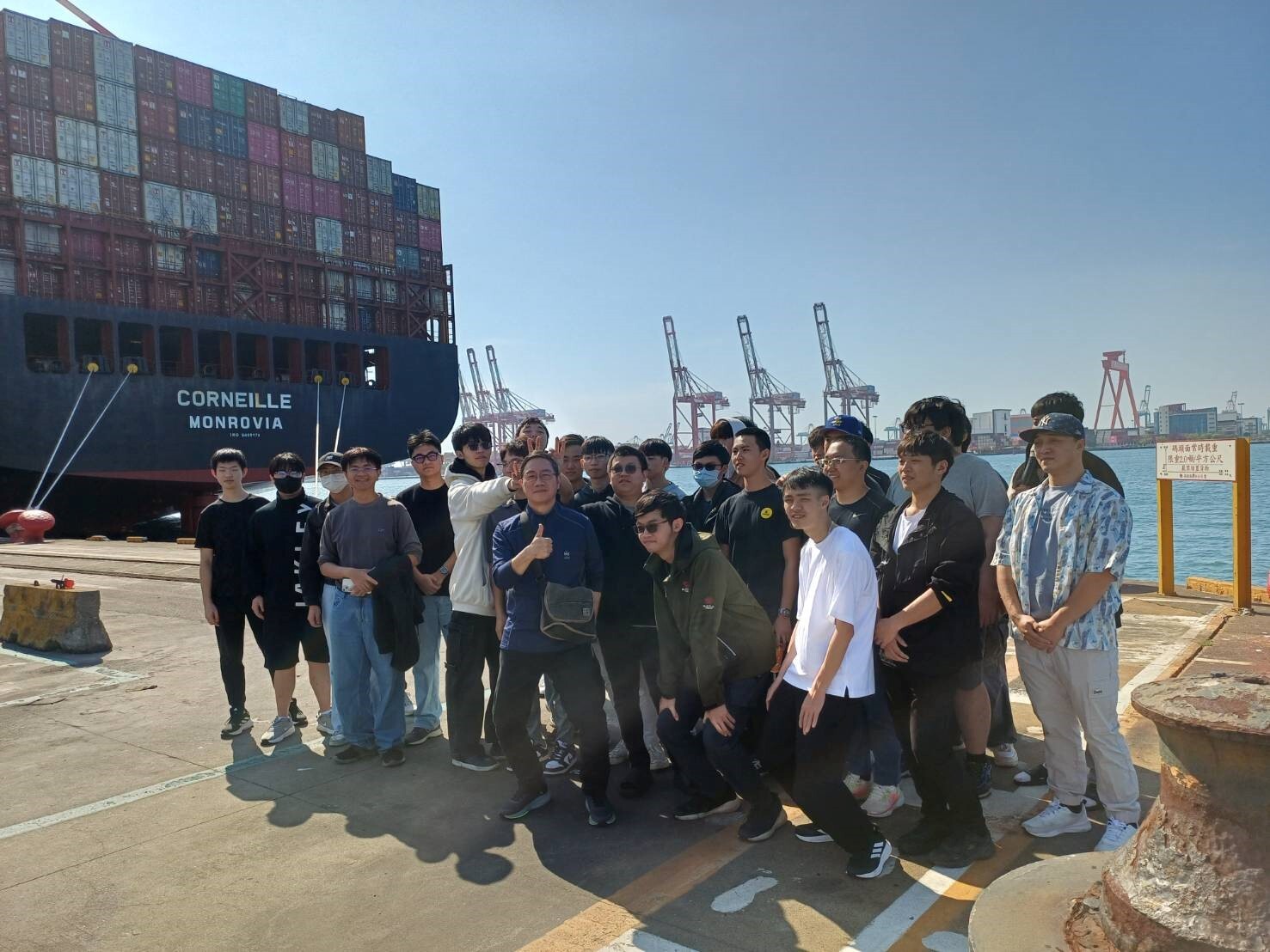 師生們於碼頭合影留念