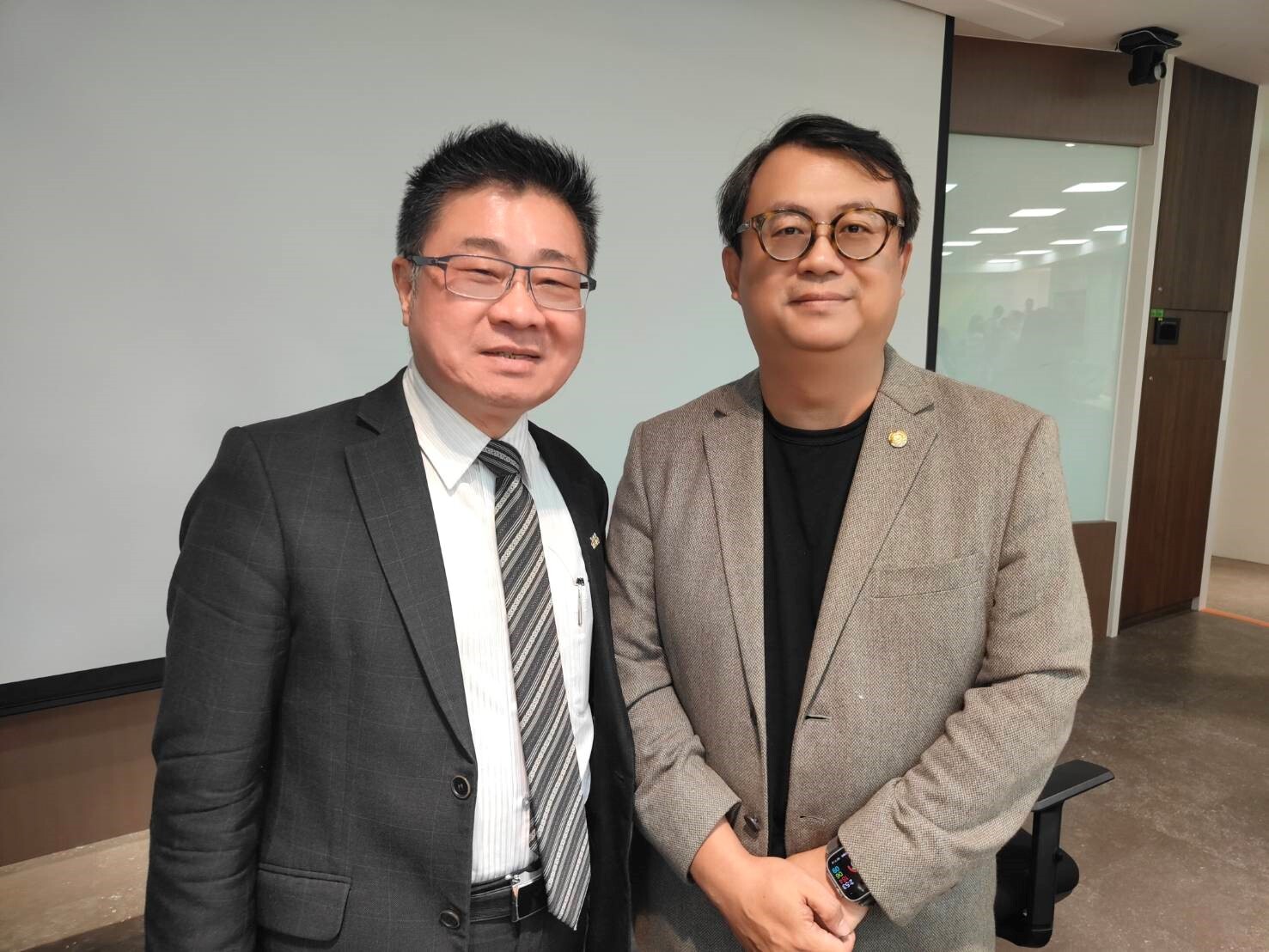 衛生福利部呂建德政務次長（左）與台北海洋科技大學校長呂曜志（右）於專題講座現場合影，展現產官學交流合作。