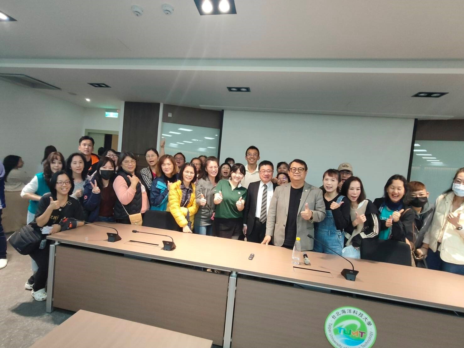 同學們開心合影1