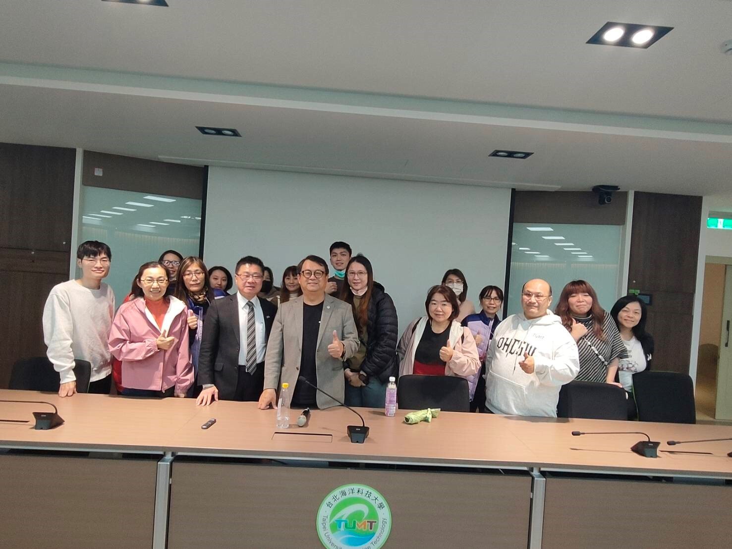 同學們開心合影2