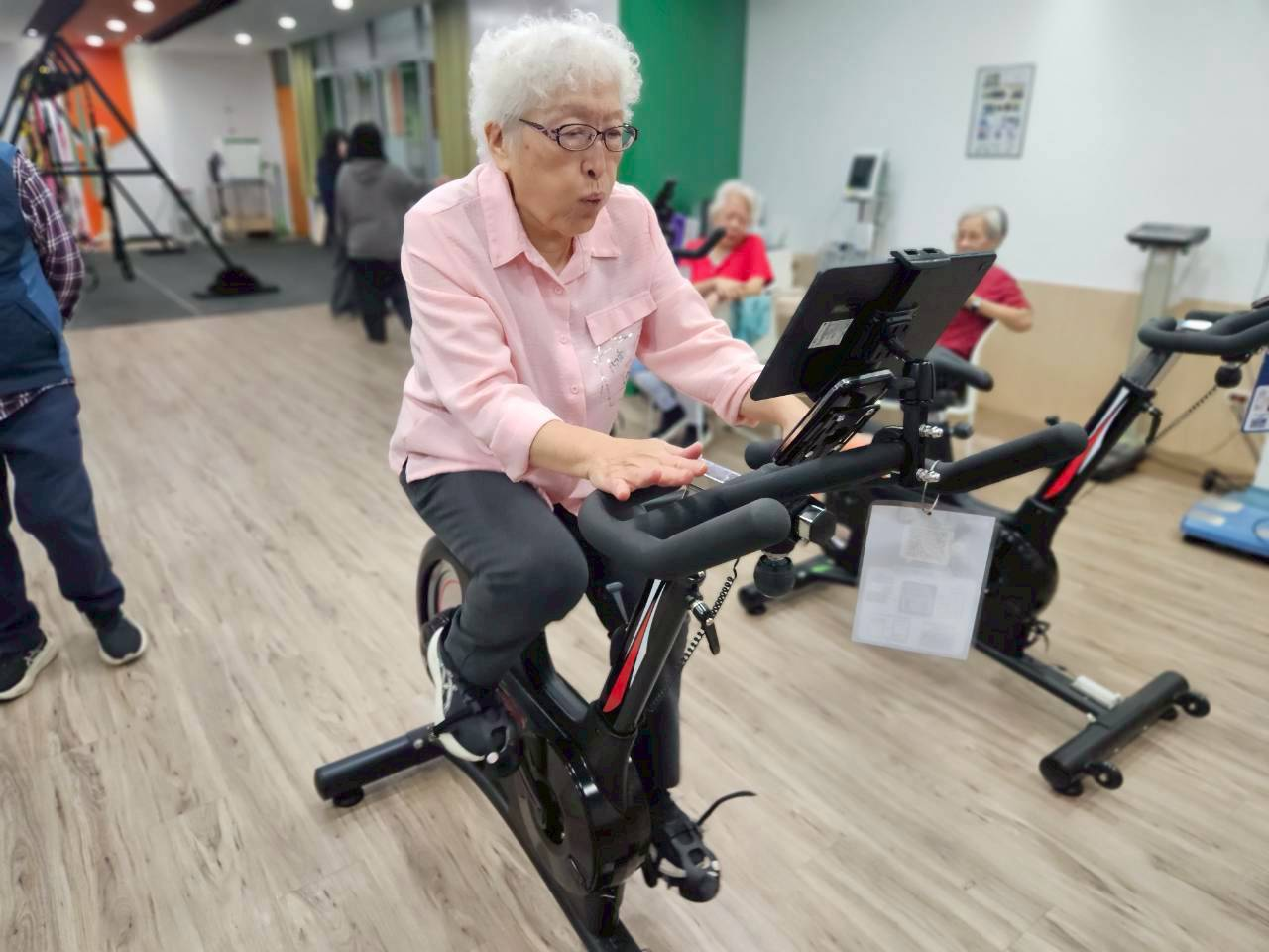 參賽者進行飛輪騎乘1KM