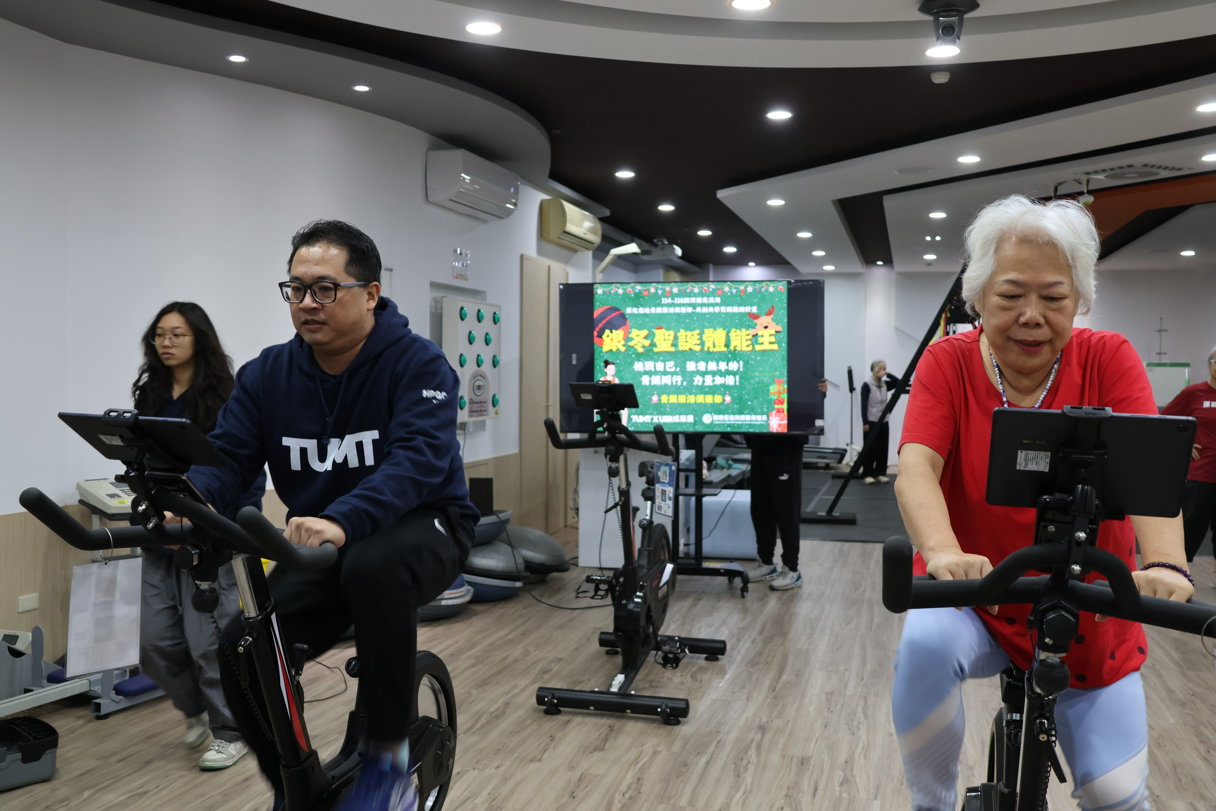 參賽者進行飛輪騎乘1KM