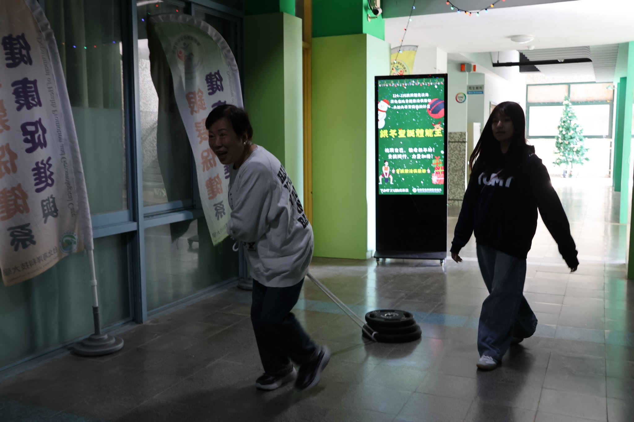 參賽者挑戰壺鈴擺盪及拉槓片