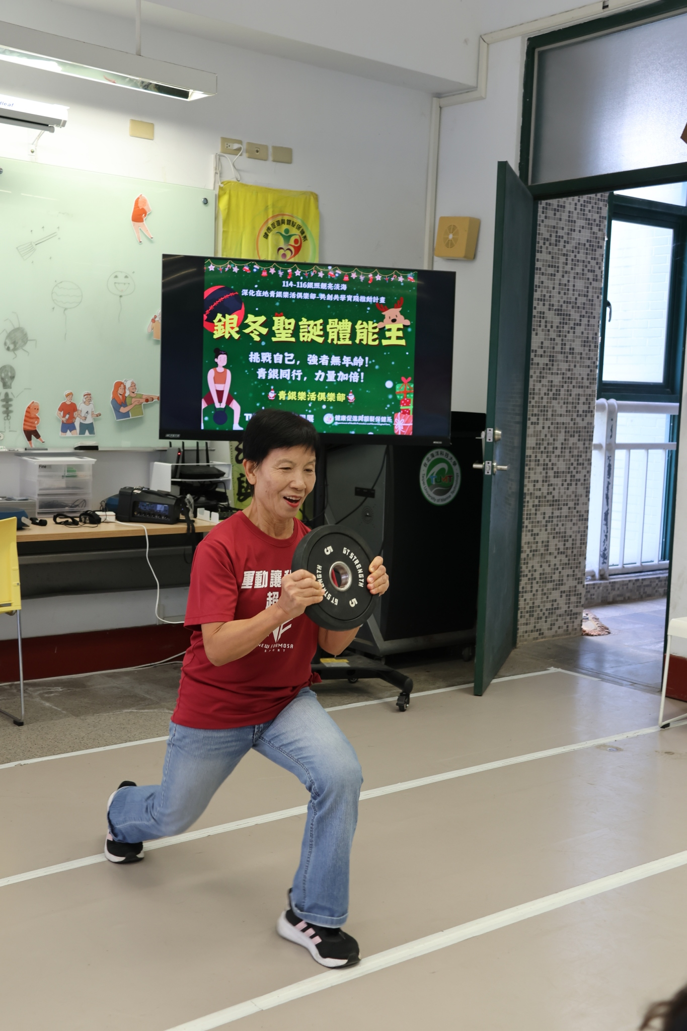 參賽者進行槓片弓箭蹲