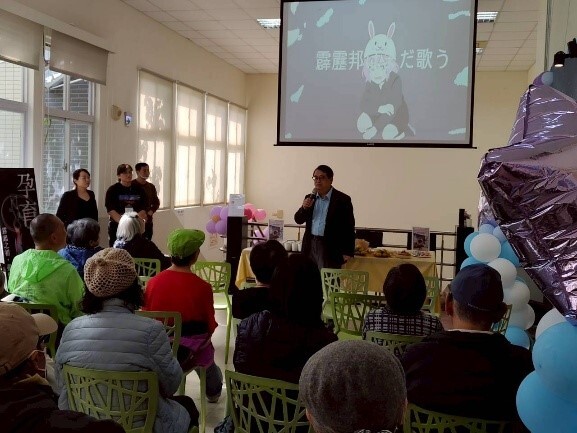 銀光遊樂場活動開場校長致詞（左一）與全體大合照(右二)