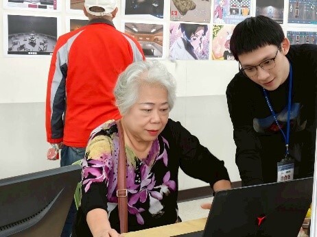 學生們細心解說與引領體驗實況紀錄