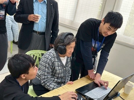 學生們細心解說與引領體驗實況紀錄