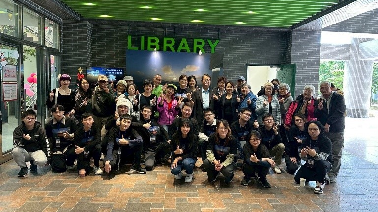 銀光遊樂場活動開場校長致詞(左一)與全體大合照(右二)