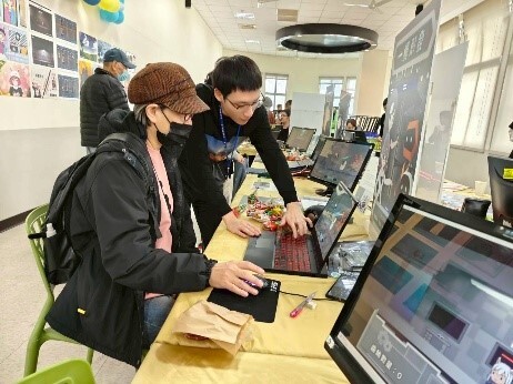 學生們細心解說與引領體驗實況紀錄