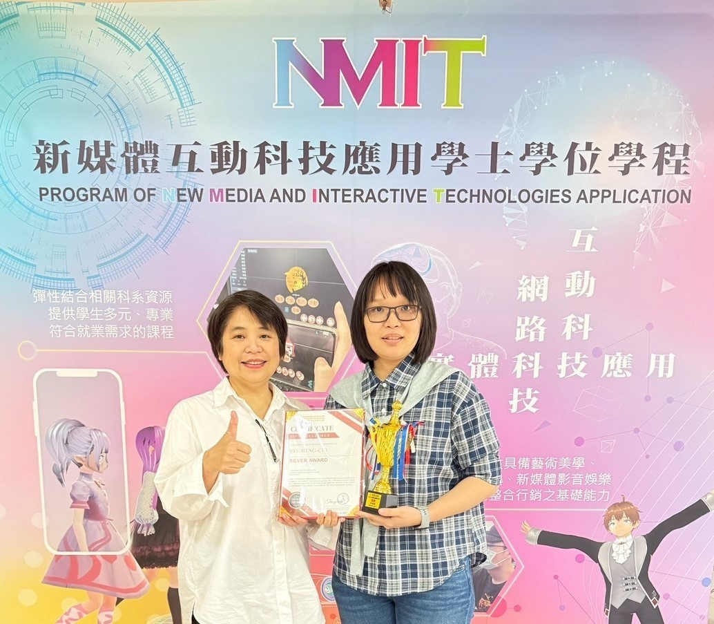 許恆慈同學與指導老師劉玲利於學程主視覺牆前合影留念