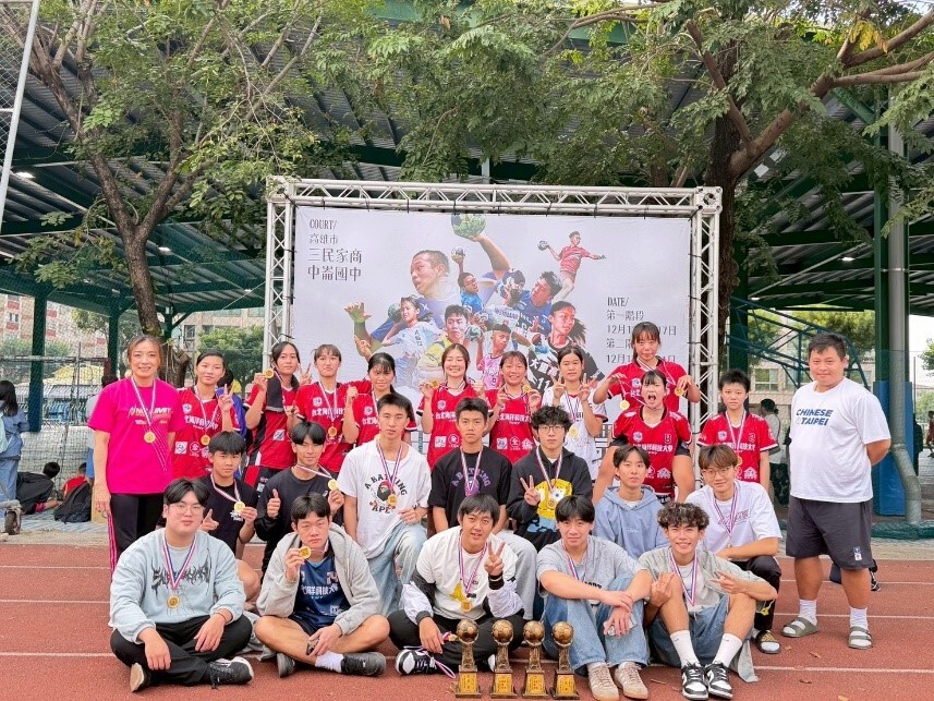 賽後團體合影，由林建晟教練及陳盈淳老師帶隊，勇奪佳績，為校爭光