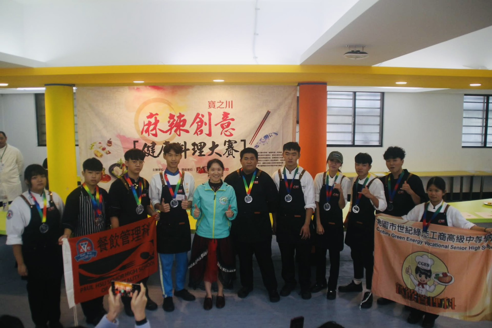 於承恩同學(右5)榮獲銀牌